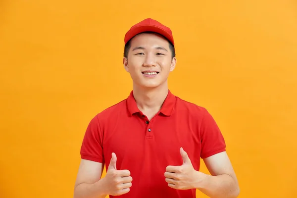 Pbeat Yakışıklı Asyalı Kurye Kırmızı Shirt Şapkalı Baş Parmaklarını Göster — Stok fotoğraf