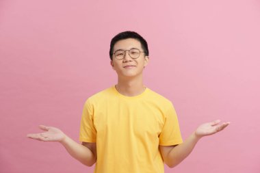 Şüpheli bir adamın portresi pembe arka planda el ele tutuşuyor.