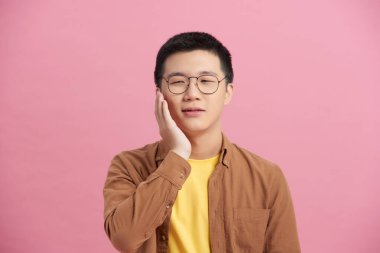 Genç adam diş ağrısı çekiyor.