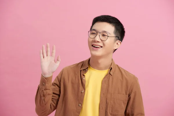 Азиатский Счастливый Молодой Красивый Мужчина Повседневной Одежде Размахивая Рукой Приветствие — стоковое фото
