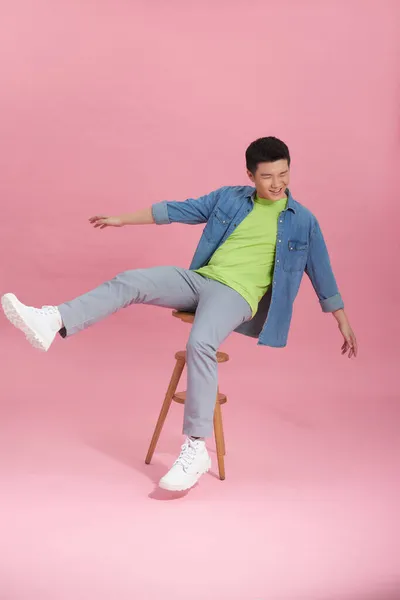 Jovem Com Uma Camisa Verde Está Sentado Uma Cadeira Alta — Fotografia de Stock