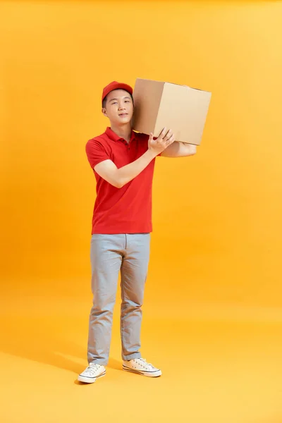Entrega Homem Segurando Caixa Pacote Isolado Fundo Branco — Fotografia de Stock