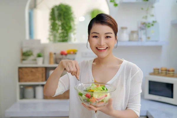 Joven Asiático Mujer Comer Ensalada Vegetal Dieta Concepto —  Fotos de Stock