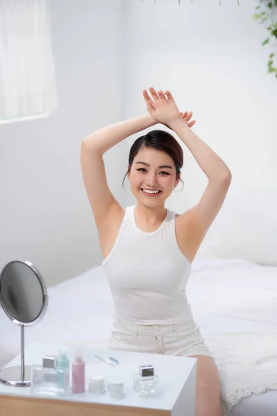 Hermosa Joven Asiática Mujer Mostrar Axila Que Slick Blanco — Foto de Stock