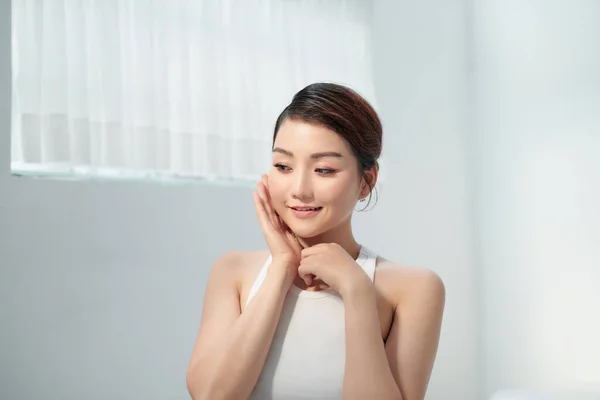 Porträt Eines Asiatischen Modells Junge Frau Mit Berührungen Gesicht Gegen — Stockfoto
