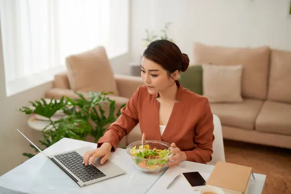 Mujer Almorzando Desde Tazón Vidrio Usando Laptop — Foto de Stock