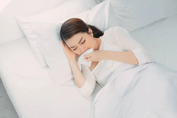 家のベッドで病気の若い女性 インフルエンザウイルス — ストック写真