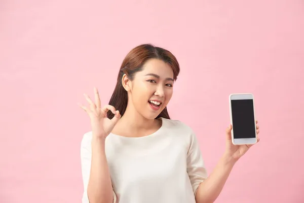 Feliz Asiática Retrato Hermosa Linda Joven Excitada Sosteniendo Teléfono Móvil — Foto de Stock
