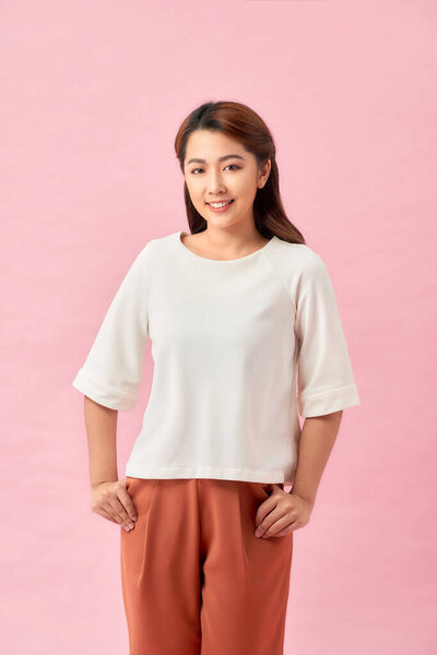 Красивая молодая азиатка, которая улыбается