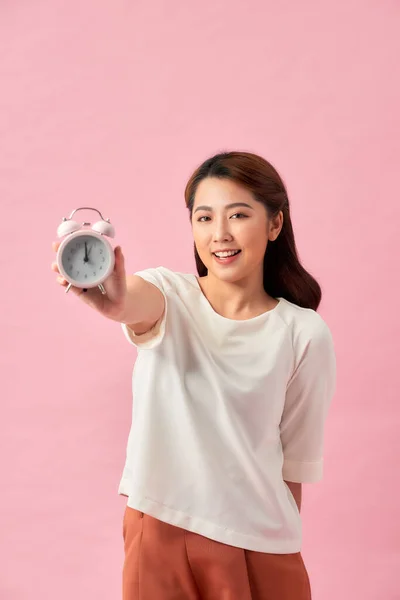 Joven Asiática Mujer Sobre Aislado Rosa Fondo Celebración Vintage Reloj — Foto de Stock