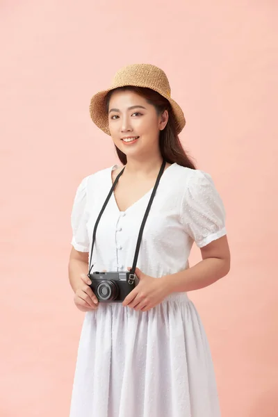 Πορτρέτο Μιας Χαμογελαστής Νεαρής Γυναίκας Καλοκαιρινό Καπέλο Στέκεται Φωτογραφική Μηχανή — Φωτογραφία Αρχείου