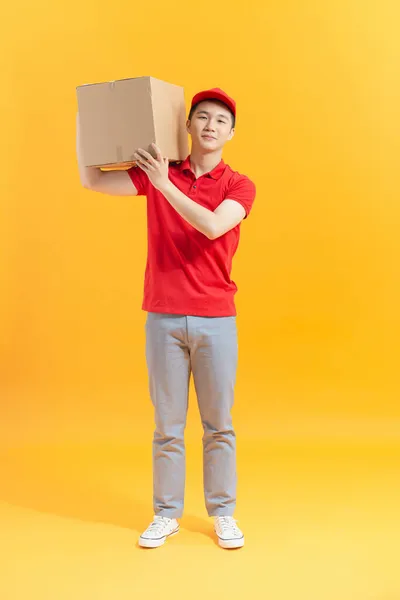 Νέοι Χαμογελαστοί Logistic Delivery Man Κόκκινη Στολή Κρατώντας Κουτί Στο — Φωτογραφία Αρχείου