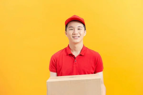 Repartidor Alegre Feliz Joven Mensajero Sosteniendo Una Caja Cartón Sonriendo —  Fotos de Stock