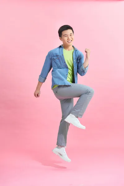 Zábavné Energické Asijské Muž Jumping Vzduchu Izolované Světle Růžové Pozadí — Stock fotografie