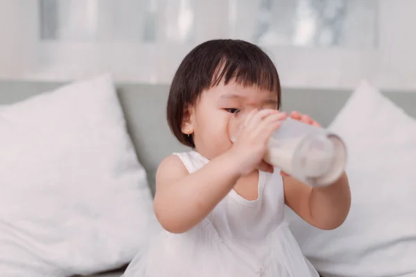 Маленькая Азиатка Пьет Молоко — стоковое фото