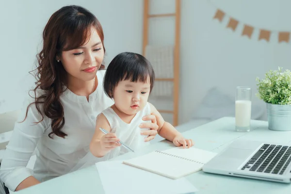 Fique Casa Mãe Trabalhando Remotamente Laptop Enquanto Cuida Seu Bebê — Fotografia de Stock