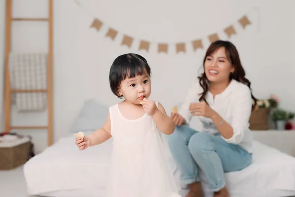 Mãe Filha Brincando Juntas Quarto — Fotografia de Stock