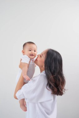 Mutlu aile annesi oynuyor ve küçük kızıyla sarılıyor.