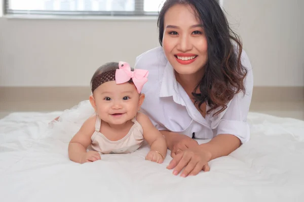 Feliz Sorrindo Mãe Bebê — Fotografia de Stock