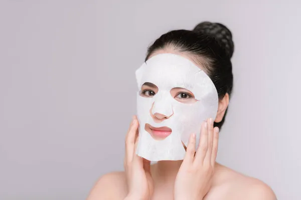 Mooie Aziatische Vrouw Van Toepassing Papier Blad Masker Haar Gezicht — Stockfoto