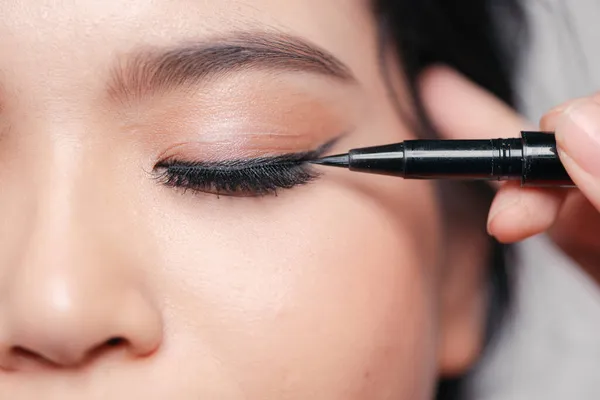 Make Dengan Hitam Eyeliner Close — Stok Foto