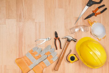 Metin için alanı olan tahta bir panelin üzerine araç seti