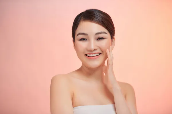 Una Joven Feliz Riendo Con Piel Perfecta Maquillaje Natural Una —  Fotos de Stock