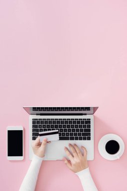 Ellerinde kredi kartı, dizüstü bilgisayarın klavyesinde daktilo, onine alışverişi.