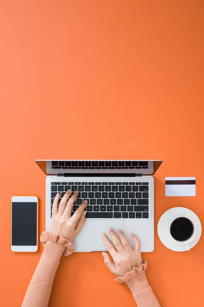 Zakenvrouw Werken Typen Computer Toetsenbord Met Mobiele Credit Card Koffie — Stockfoto