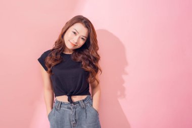 Parlak kıyafetli uzun saçlı kıvırcık kadın olumlu duygularını ifade ediyor.. 