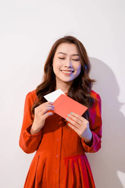Mulher Atraente Com Cartão Postal Fundo Branco — Fotografia de Stock