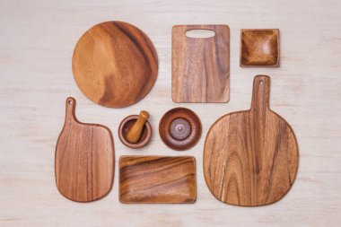 Mutfak gereçleri üst kattan ahşap ahşap masa, ahşap arka plan.