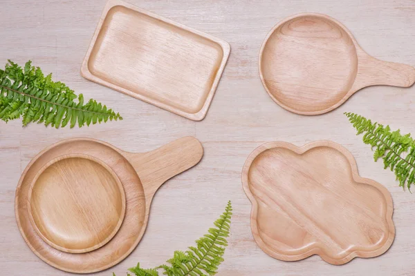 Ahşap masada farklı ahşap mutfak gereçleri var.