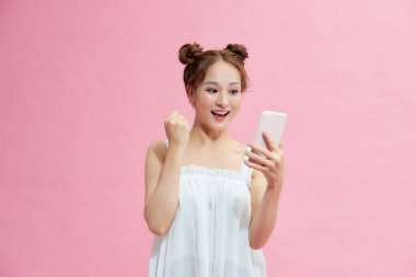 Çekici bir bayanın fotoğrafı. Telefonu tut. Kolunu kaldır, ağzını aç.