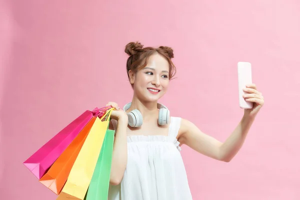 Hermosa Chica Sosteniendo Bolsas Compras Tomando Selfie Con Teléfono Celular —  Fotos de Stock