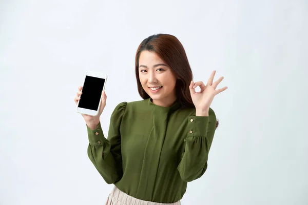 Молодая Красивая Женщина Держит Смартфон Показывая Экран Делает Хорошо Знак — стоковое фото