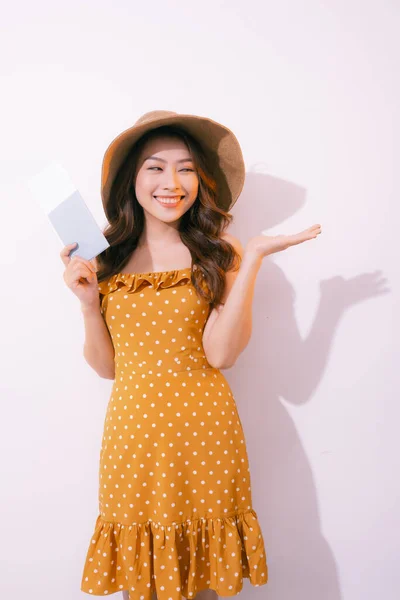 Ταξιδιωτική Έννοια Πορτρέτο Του Χαμογελαστού Γυναίκα Που Κατέχουν Διαβατήριο Εισιτήριο — Φωτογραφία Αρχείου