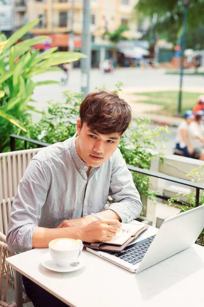 Freelancer Jovem Trabalhando Laptop Café — Fotografia de Stock