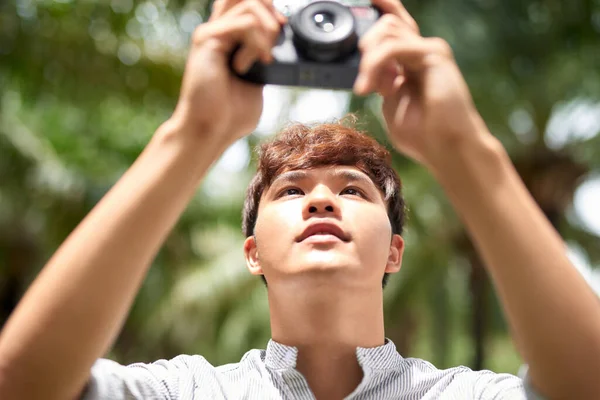 Fotógrafo Atirando Livre Ele Está Usando Uma Câmera Digital — Fotografia de Stock