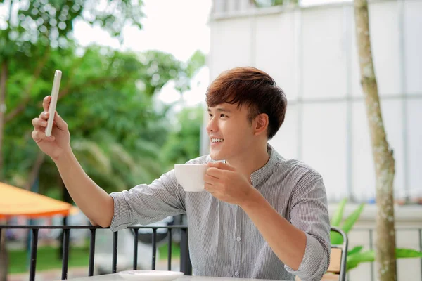 Jovem Passando Tempo Restaurante Livre Tomando Café Selfie — Fotografia de Stock