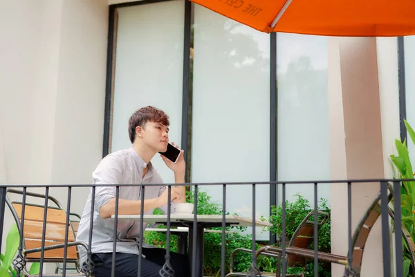 Joven Hombre Sonriente Mirando Por Teléfono Leyendo Mensaje Cafetería Aire — Foto de Stock