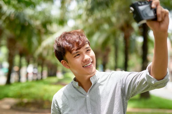 Πορτρέτο Του Ένας Όμορφος Νεαρός Άνδρας Λαμβάνοντας Ένα Selfie Εκλεκτής — Φωτογραφία Αρχείου