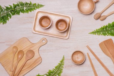 Mutfak aletleri ve kesme tahtaları ahşap arka planda izole edilmiş..