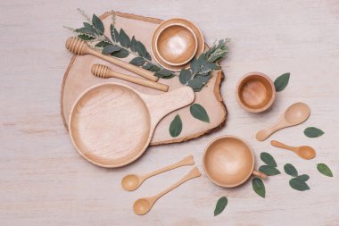 Kırsal mutfak aletleri yukarıdan ahşap ahşap masa, ahşap arka plan.