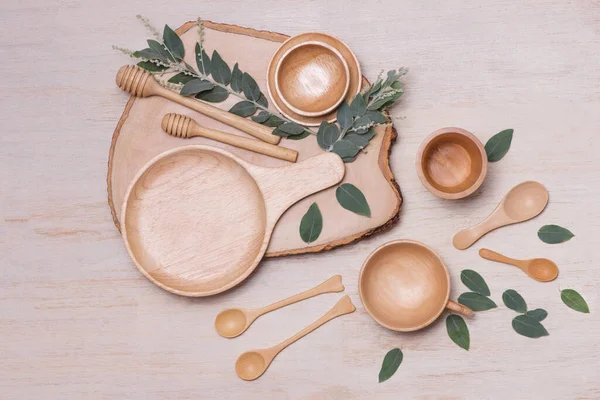 Kırsal mutfak aletleri yukarıdan ahşap ahşap masa, ahşap arka plan.