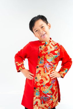 Dilini gösteren komik küçük çocuğun portresi. Komik surat..