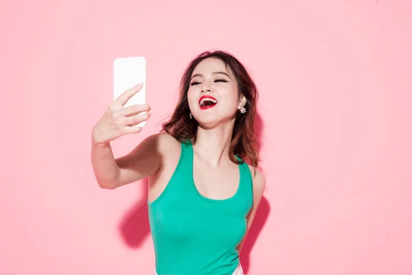 Portré Egy Boldog Ázsiai Hölgy Kezében Mobiltelefon Tánc Elszigetelt Rózsaszín — Stock Fotó