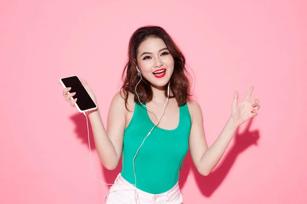 Feliz Mulher Asiática Alegre Usando Fones Ouvido Sem Fio Ouvindo — Fotografia de Stock