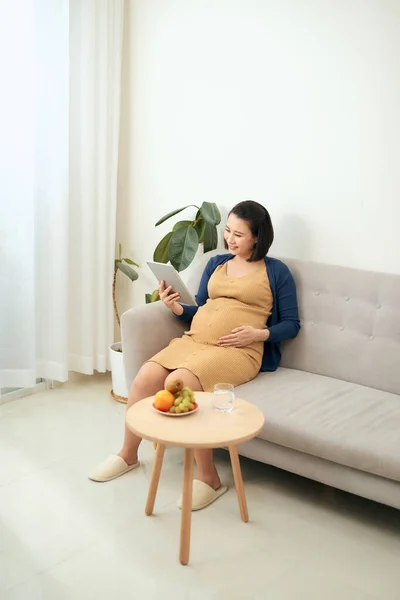 Chica Embarazada Feliz Usando Tableta Navegar Por Internet Comer Frutas — Foto de Stock