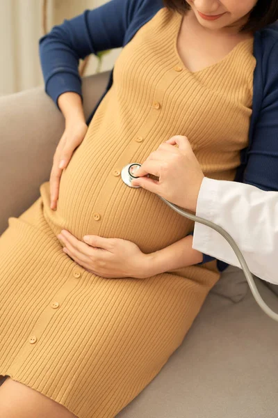 Joven Médico Con Mujer Embarazada Sentada Sofá — Foto de Stock
